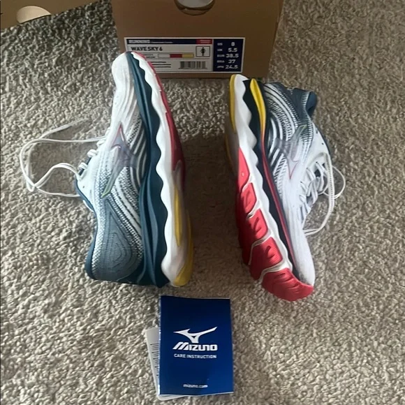 Woman”s Mizuno Wave Sky 6 Size 8  Running Shoes - Picture 4 of 6